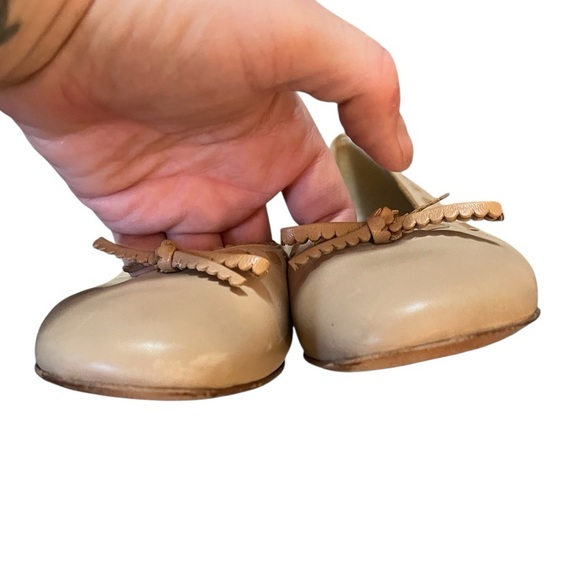 Stuart Weitzman cream tan leather kitten heels with whipstich and bow details - Picture 5 of 9